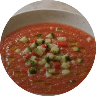 Bol de soupe froide tomate, poivron et concombre