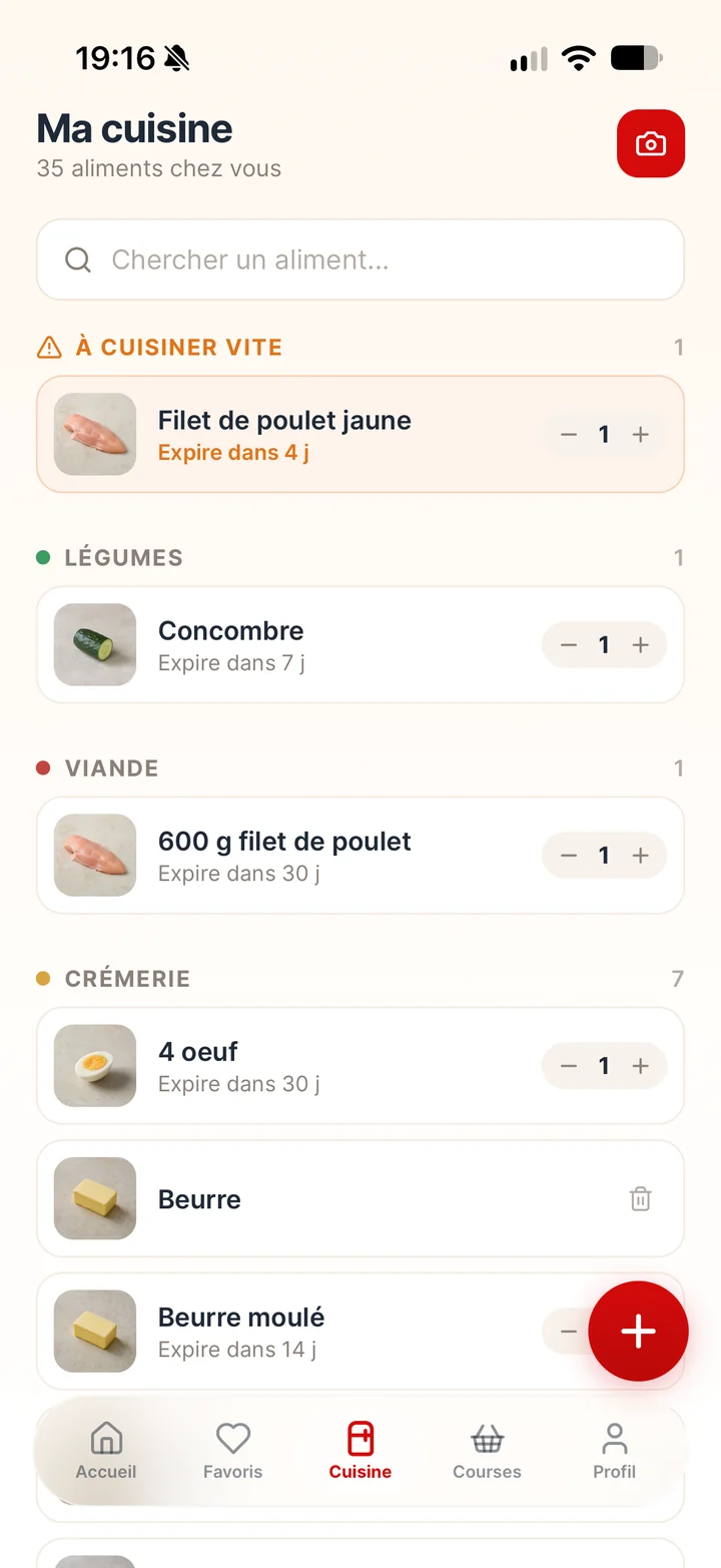 Écran « Ma cuisine » de ScanEat : inventaire du frigo classé par rayon avec dates de péremption